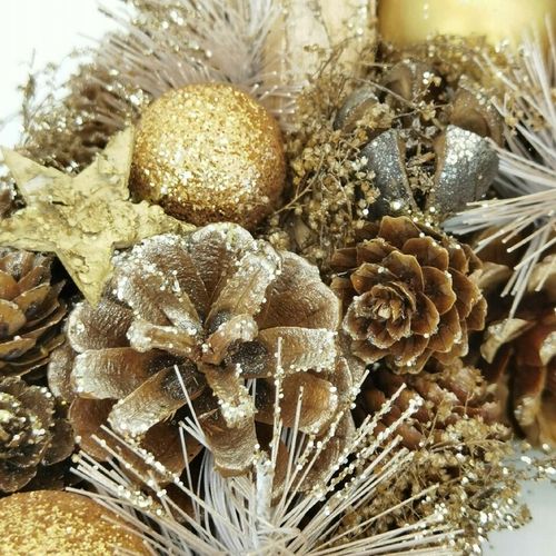 Ręcznie robiony wieniec świąteczny 34 cm złoty stroik z szyszek i bombek na Arena.pl