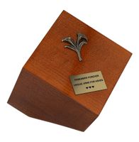 Drewniana urna dla dorosłych Nowoczesna urna Lilia / Plakietka