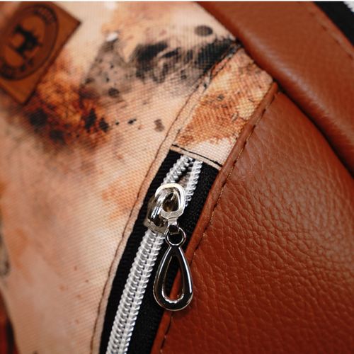 Mały Plecak Brązowy z Motywem Koni – Konie w Galopie – Handmade na Arena.pl