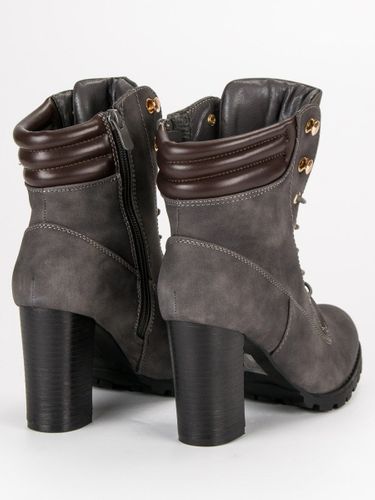 WIĄZANE BOTKI NA OBCASIE na Arena.pl