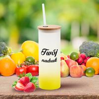 Wysoka szklanka z limonkowym dnem, bambusową pokrywką i słomką z Twoim nadrukiem