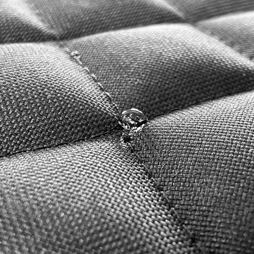 Mata pod fotelik samochodowy - pikowana wodoodporna czarna zdjęcie 10