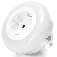 Lampka nocna LED 0,6W 3000K z czujnikiem nocy i gniazdem sieciowym do przytulnego klimatu