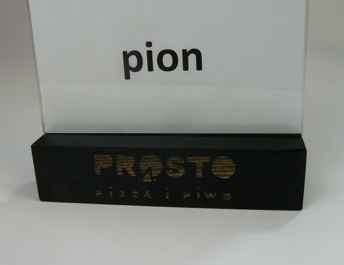 stojak na menu ulotkę plexi z drewnianą podstawką z grawerem A5 10szt na Arena.pl