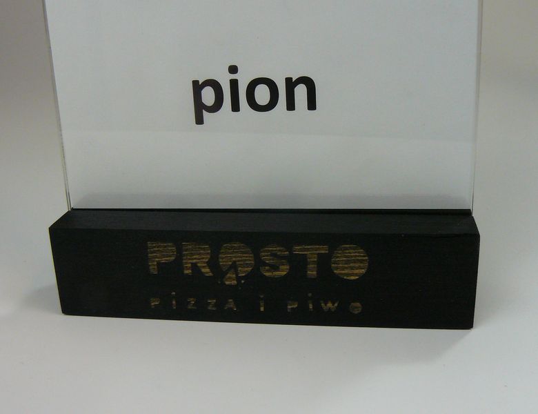 stojak na menu ulotkę plexi z drewnianą podstawką z grawerem A5 10szt zdjęcie 4