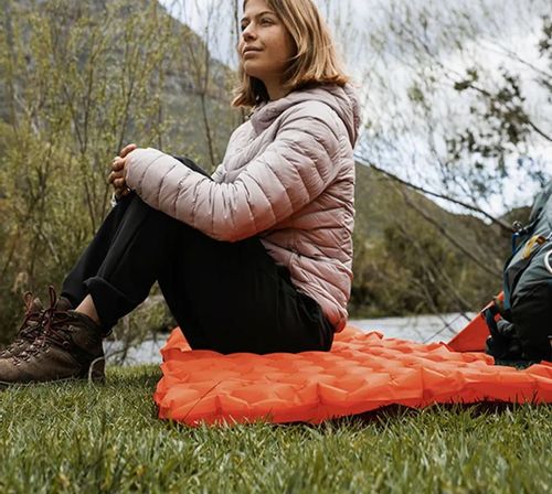 Materac jednoosobowy z pompką pomarańczowy na Arena.pl