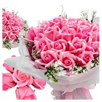 Bukiet róż z płatków mydlanych z led różowy z ozdobnym tiulem na prezent