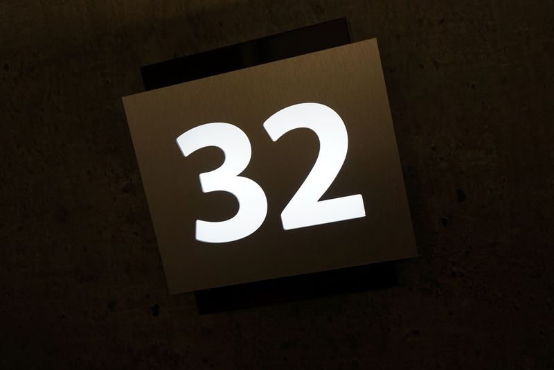 светящийся номер квартиры. светящийся номер квартиры. светящийся номер квартиры. светящиеся номера этажей. табличка с номером карты.