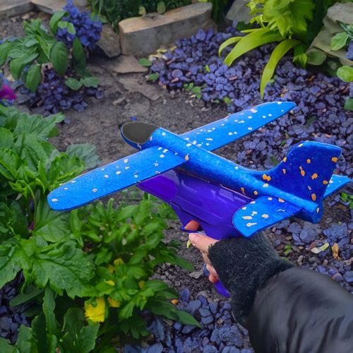 Samolot z pistoletem wyrzutnią styropianowy rzutka niebieski z kółkami na Arena.pl