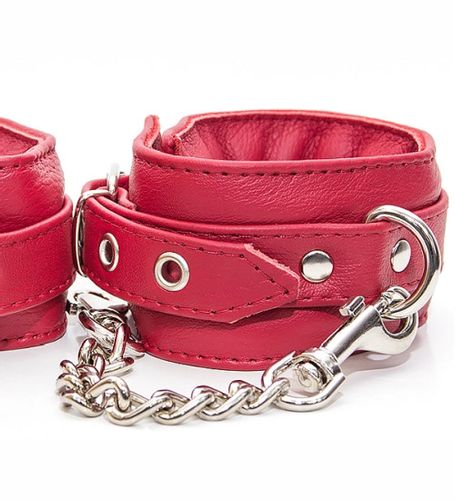 Czerwone kajdany na nogi na Arena.pl