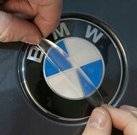 BMW EMBLEMAT ZNACZEK LOGO ZAMIENNIK 82mm NA MASKĘ KLAPĘ E46 E60 F10 X3 X5