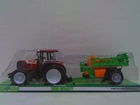 Traktor z opryskiwaczem 64241