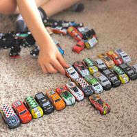 DLA DZIECI  ZESTAW AUT WYŚCIGOWYCH  AUTKA W PUDEŁKU