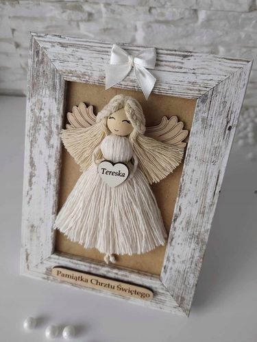 ANIOŁEK MAKRAMA W PRZECIERANEJ RAMCE NA PIERWSZĄ KOMUNIĘ I CHRZEST PAMIĄTKA na Arena.pl