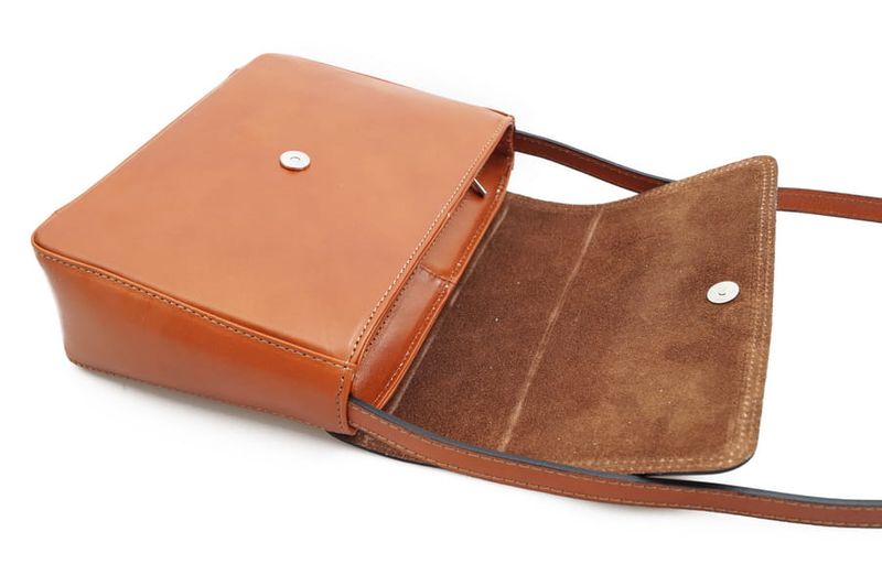 VERA PELLE torebka skórzana listonoszka z klapą i paskiem V109 czerwona zdjęcie 10