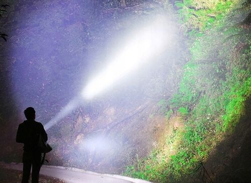 MOCNA LATARKA AKUMULATOROWA LED SZPERACZ CREE na Arena.pl