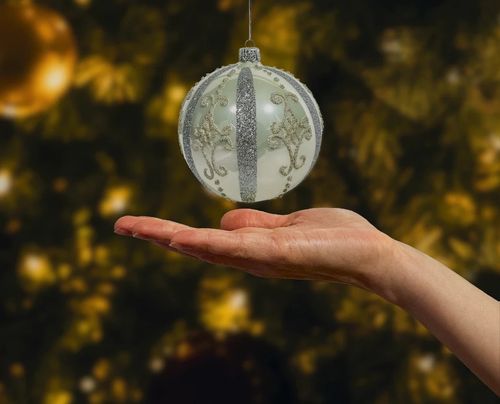 Bombka perłowa z eleganckimi srebrnymi zdobieniami na Arena.pl