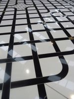 Gres BIAŁY MARMUR POLER 25x25 czarna ramka POŁYSK