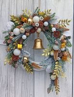Elegancki wianek świąteczny 45 cm ze złotym dzwonkiem i ozdobami
