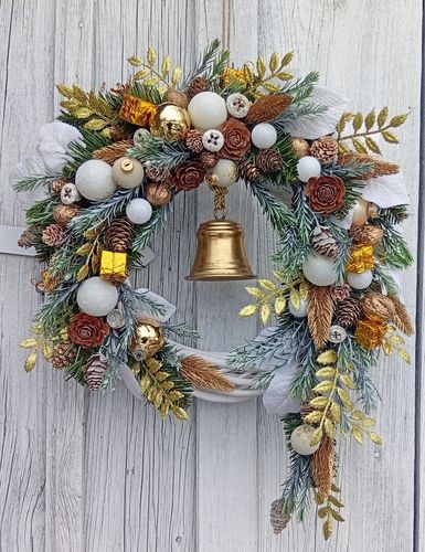 Elegancki wianek świąteczny 45 cm ze złotym dzwonkiem i ozdobami na Arena.pl