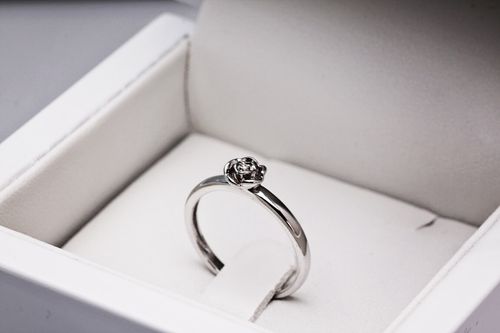 Złoty pierścionek PBD3748W - Diament na Arena.pl