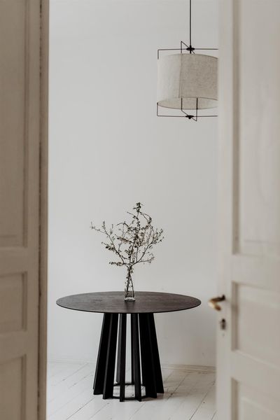 Stół TAVLE dąb czarny śr. 120 cm zdjęcie 4