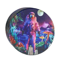 Kolorowy Młynek do Tytoniu Astronauta na Tle Jeziora i Pełni Księżyca