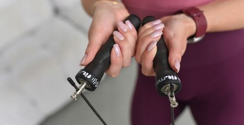 SKAKANKA BOKSERSKA Z OBCIĄŻENIEM OBROTOWYMI GŁOWICAMI REGULOWANA WYTRZYMAŁ na Arena.pl