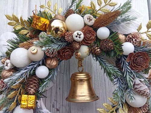 Elegancki wianek świąteczny 45 cm ze złotym dzwonkiem i ozdobami na Arena.pl