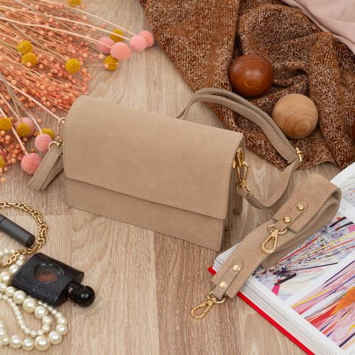 VERA PELLE torebka zamszowa listonoszka z klapą i paskiem V684 beżowa na Arena.pl