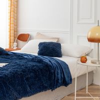 Koc narzuta na łóżko YETI 200x220 włochacz o strukturze futra granat