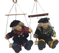 lalka ceramiczna chłopiec na huśtawce 25 cm