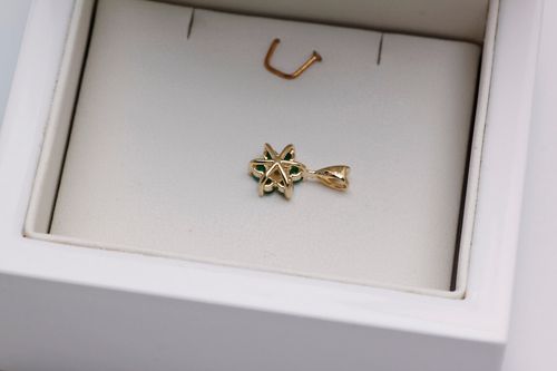 złoty wisiorek kwiatek - szmaragdy i brylant na Arena.pl