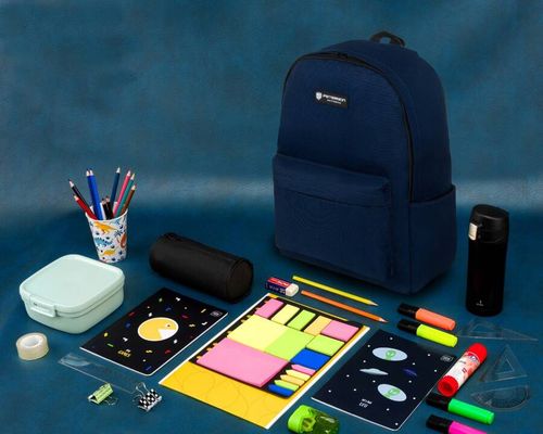 plecak szkolny w granatowym kolorze zawieszony na regulowanych na Arena.pl