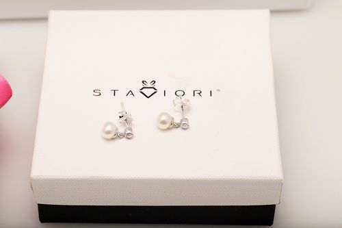 Srebrne kolczyki Staviori z perłami na Arena.pl
