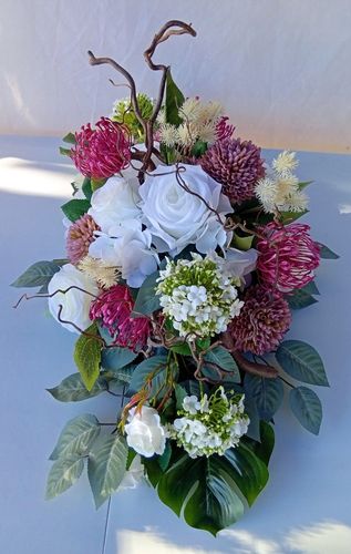 Komplet kompozycji nagrobnych z białymi różami i bordowymi chryzantemami na Arena.pl