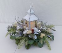 Stroik bożonarodzeniowy z białym lampionem i świecą LED – 50 × 42 cm