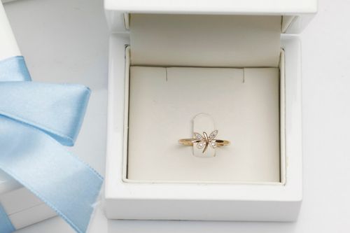 pierścionek złoty z motylkiem i diamentem w żółtym złocie na Arena.pl