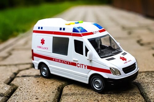KARETKA AMBULANS SAMOCHÓD AUTO POGOTOWIE z Dźwiękiem I Światłem NA NAPĘD na Arena.pl