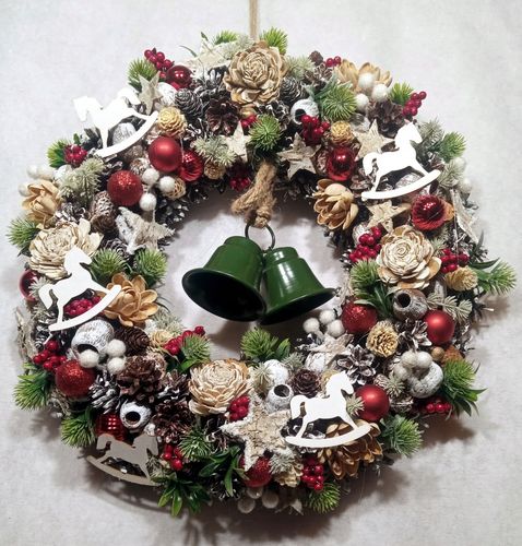 Świąteczny Wianek Bożonarodzeniowy z dzwonkami – Tradycja i Elegancja na Arena.pl