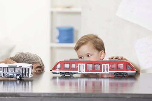 WIELKI POCIĄG MIEJSKI SZYBKI TRAMWAJ KOLEJKA OTWIERANE DRZWI POJAZD 45 CM na Arena.pl