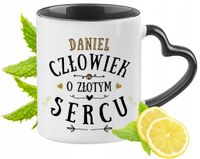 Dla Daniela Kubek Czarny Z Uszkiem W Kształcie Serca Na Prezent Z Nadrukiem