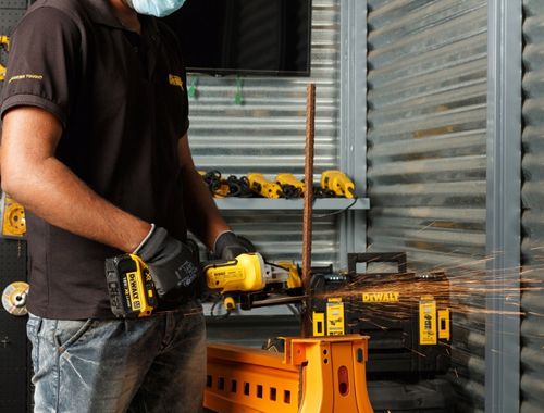 Szlifierka kątowa DEWALT DCG405P2 na Arena.pl