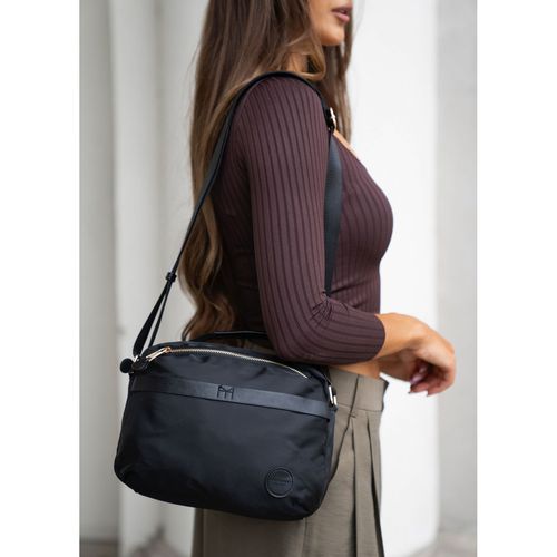 czarna listonoszka damska z nylonu, jednokomorowa i zamykana suwakiem na Arena.pl