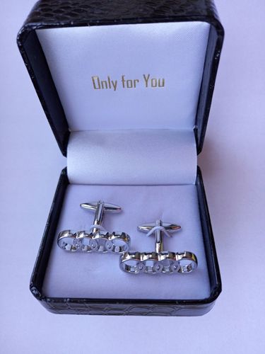 Ekskluzywne spinki do mankietów koszuli Audi na Arena.pl