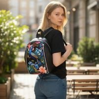 Mały Plecak Czarny z Motywem Kolorowych Pawi – Handmade