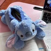 Uroczy piórnik z pluszową lalką Kubusia Puchatka i Stitcha – Stitch