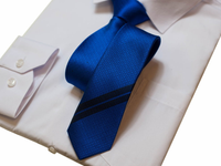 Elegancki śledzik w kolorze chabrowym delikatny wzorek