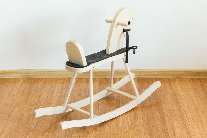 Drewniany konik na biegunach, naturalny z siodełkiem zdjęcie 3