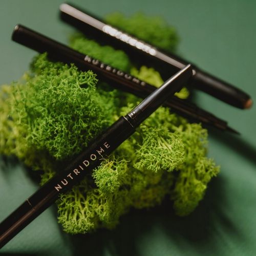 KREDKA DO BRWI ze szczotką GRAFITOWA z OLEJKIEM RYCYNOWYM miękka NUTRIDOME na Arena.pl